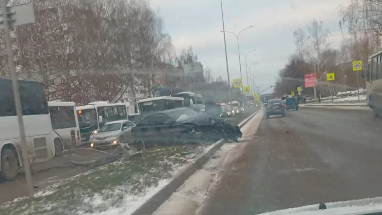 В Нижнекамске иномарка после ДТП вылетела на разделительную полосу