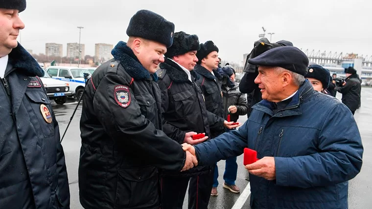 Раис Татарстана вручил ключи от автомобилей сотрудникам органов внутренних дел