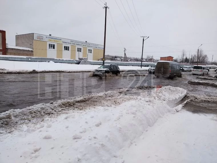 В Нижнекамске на улице Ахтубинской затопило дорогу