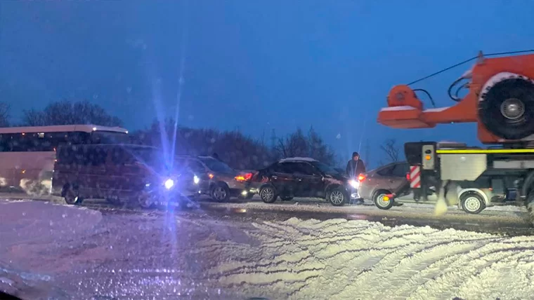 «Паровозик» из автомобилей образовался в промзоне Нижнекамска