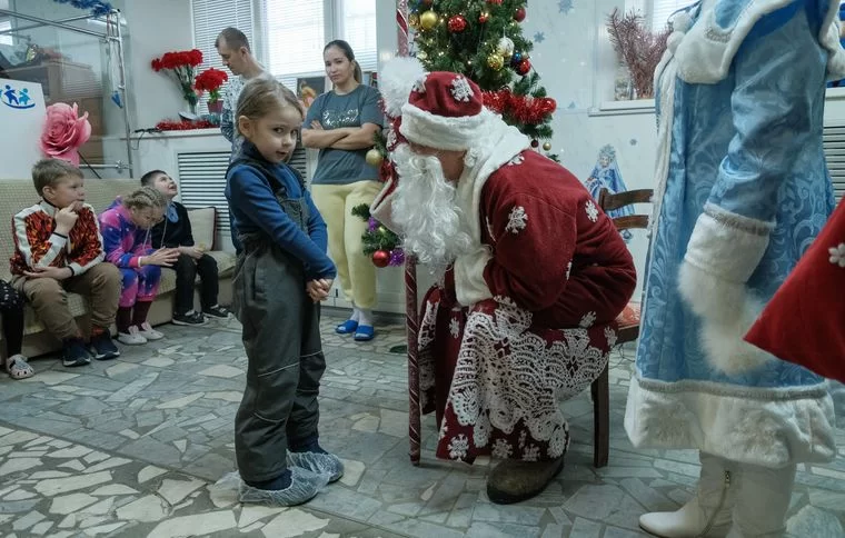 Нижнекамские пожарные устроили новогодний праздник для особенных детей