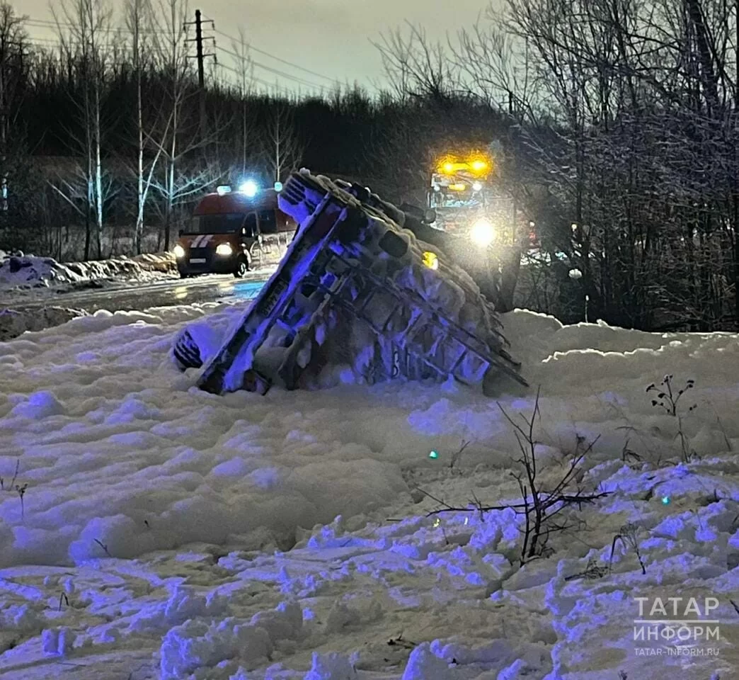 Под Нижнекамском бензовоз вылетел в кювет и перевернулся