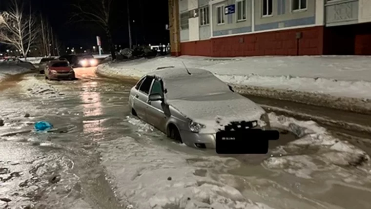 В Нижнекамске из-за порыва автомобиль наполовину вмёрз в лёд