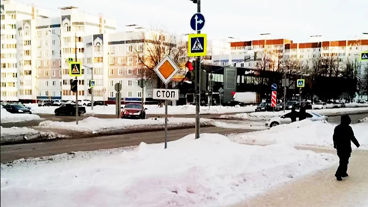 В Нижнекамске две иномарки столкнулись на перекрёстке, одна вылетела на газон