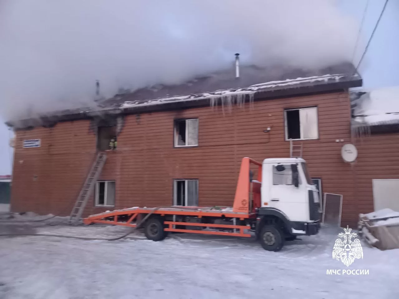 В казанском поселке вспыхнул банный комплекс