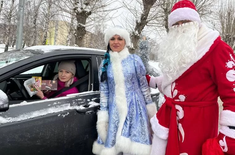 В Нижнекамске водителей останавливали и вручали подарки Дед Мороз и Снегурочка