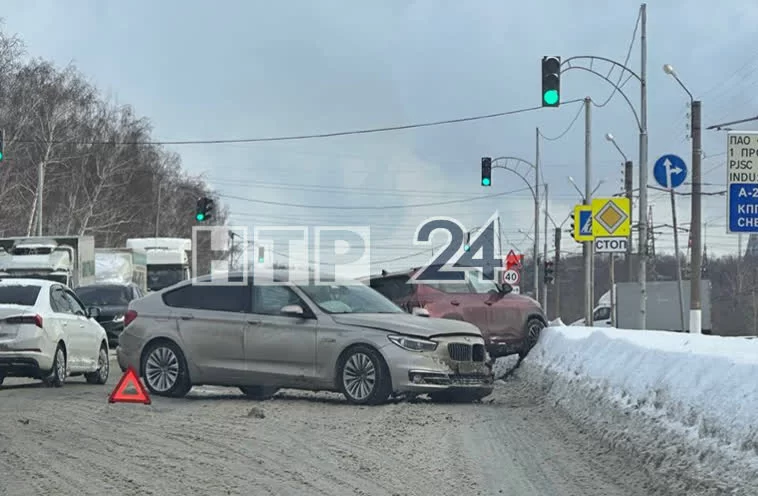 В промзоне Нижнекамска легковушка проехала на «красный» и устроила ДТП