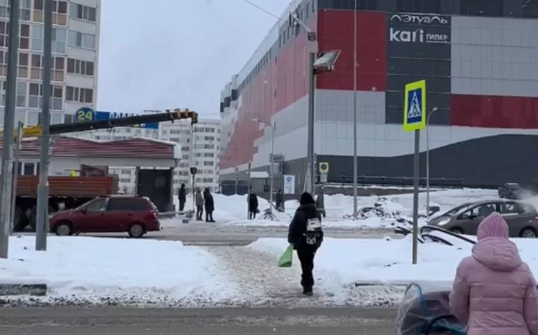 В Нижнекамске началась установка светофора напротив ТЦ «Рамус Молл»