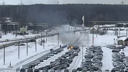 В промзоне Нижнекамска горит автомобиль