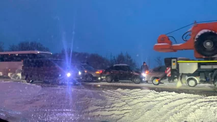 «Паровозик» из автомобилей образовался в промзоне Нижнекамска