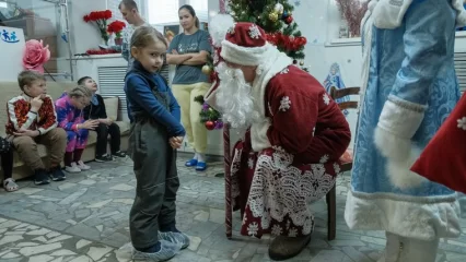 Нижнекамские пожарные устроили новогодний праздник для особенных детей