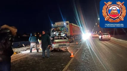 В Татарстане «двенадцатая» влетела в большегруз, водитель погиб, дети в больнице