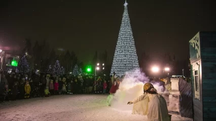 На площади Лемаева в Нижнекамске открылся новогодний городок