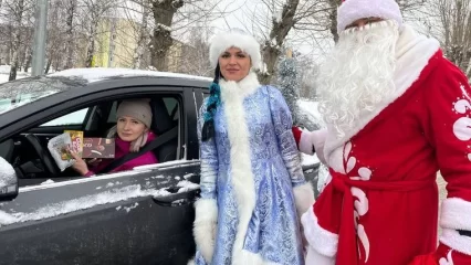 В Нижнекамске водителей останавливали и вручали подарки Дед Мороз и Снегурочка