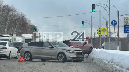 В промзоне Нижнекамска легковушка проехала на «красный» и устроила ДТП