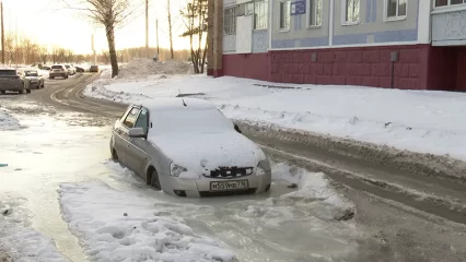 В одном из дворов Нижнекамска из-за порыва машины примерзли к дороге