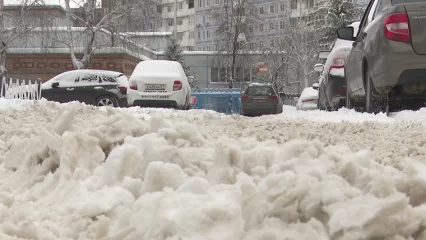 В Нижнекамске мужчина помог женщине вытащить застрявшую в снегу машину