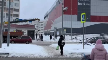 В Нижнекамске началась установка светофора напротив ТЦ «Рамус Молл»