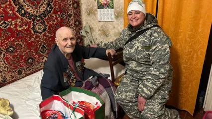 Волонтёр из Нижнекамска поздравила с Новым годом 97-летнего ветерана в Лисичанске