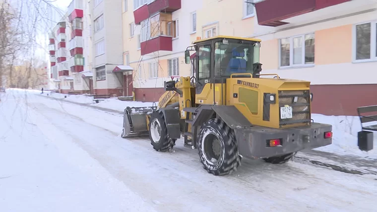 На уборку улиц Нижнекамска от снега вышли почти 500 дворников