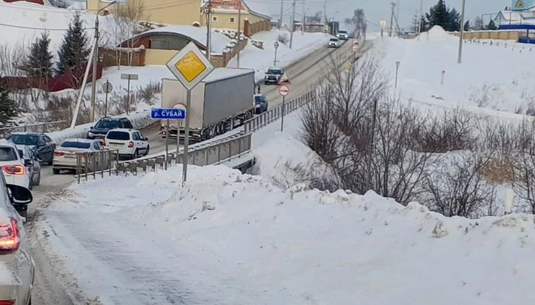 На дороге в Нижнекамск через Афанасово из-за фуры образовалась пробка