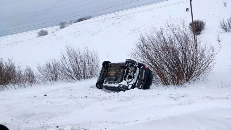 В Нижнекамском районе автомобиль вылетел в кювет и завалился на бок