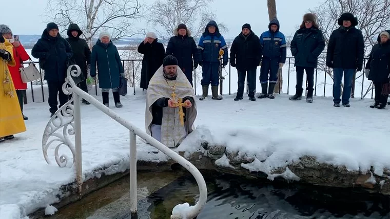 Нижнекамцы окунулись в ледяную воду и набрали святую на Крещение Господне