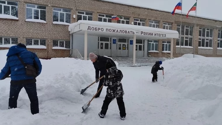 В Нижнекамске ученики с родителями ежедневно выходят на уборку школьных территорий