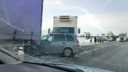 На трассе в Татарстане легковушку зажало между двух грузовиков