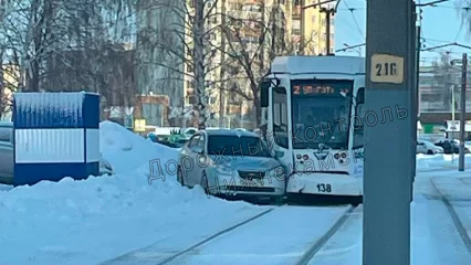 В Нижнекамске столкнулись иномарка и трамвай