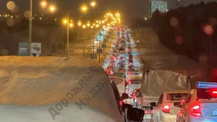 В Нижнекамске из-за снегопада парализовало движение на Соболековской трассе