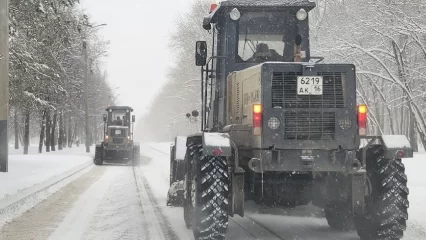 В Нижнекамске на новогодних праздниках коммунальщики круглосуточно чистят снег