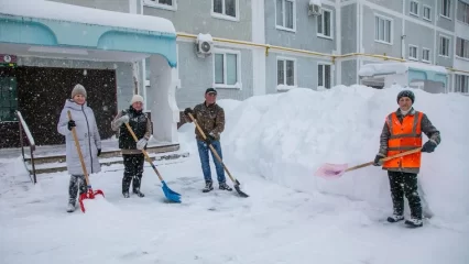 В Нижнекамске за выходные жители практически всех домов вышли на помощь дворникам