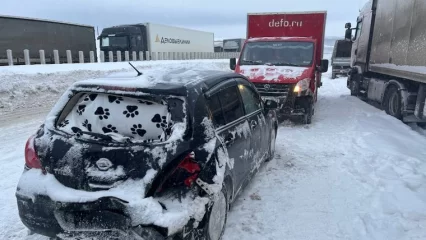 В Мамадышском районе на М-7 из-за массовой аварии образовалась многокилометровая пробка