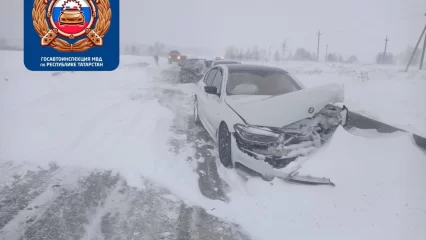 Водитель и пассажир погибли при столкновении легковушек на трассе в Татарстане