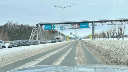 В промзоне Нижнекамска образовалась пробка из-за перекрытия дороги