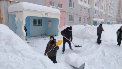 В Нижнекамске старшие по домам вместе с жителями вышли на уборку дворов