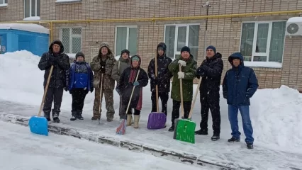 Нижнекамцы помогают дворникам бороться со снегом