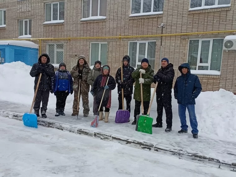 Нижнекамцы помогают дворникам бороться со снегом