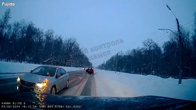 В Нижнекамске две легковушки не смогли разъехаться из-за грузовика