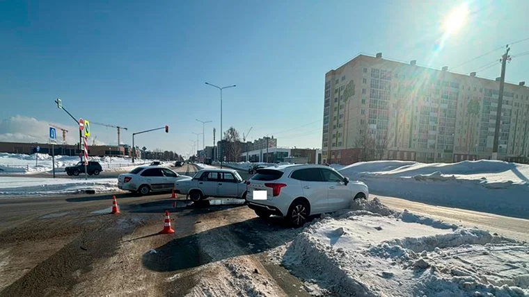 В Нижнекамске в ДТП на перекрестке Мира – Корабельная пострадали оба водителя