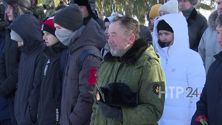 В Нижнекамске митинг к 35-й годовщине со дня вывода войск из Афганистана прошел у памятника воинам-интернационалистам // Фото: НТР 24