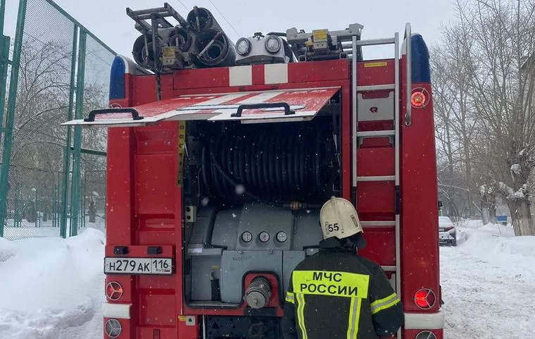 В Челнах женщина, спасаясь от пожара в квартире, спрыгнула из окна