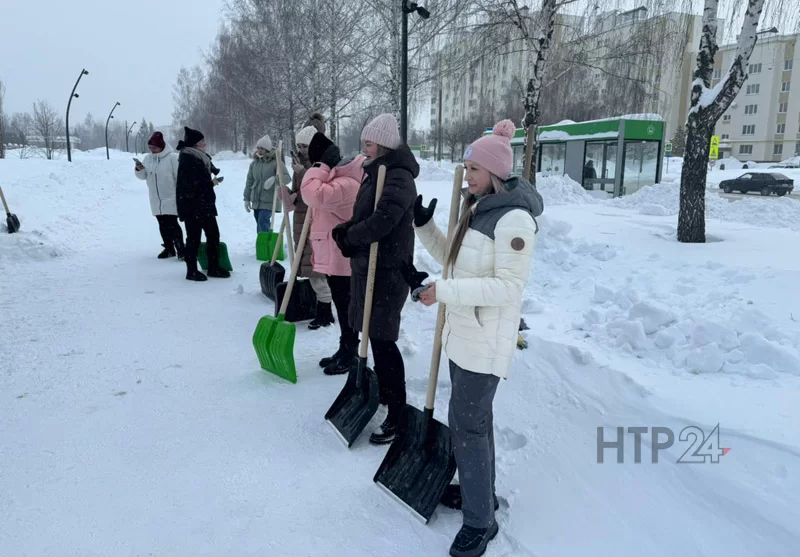 Работники исполкома Нижнекамского муниципального района вышли на уборку снега вместе с главой Рамилем Муллиным