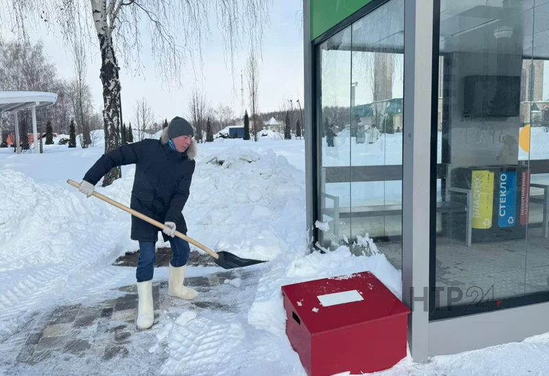 Работники исполкома Нижнекамского муниципального района вышли на уборку снега вместе с главой Рамилем Муллиным