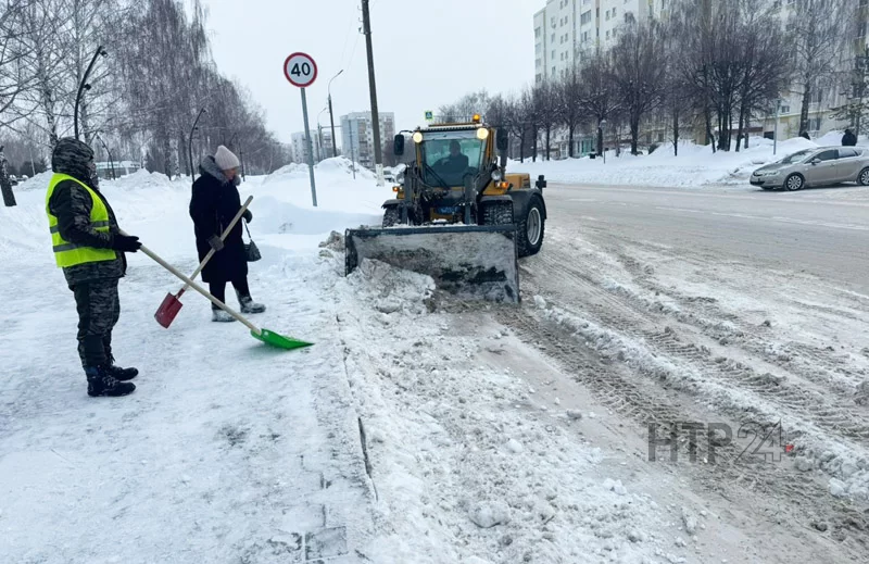 Работники исполкома Нижнекамского муниципального района вышли на уборку снега вместе с главой Рамилем Муллиным