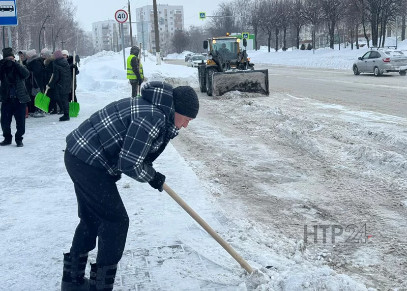 Работники исполкома Нижнекамского муниципального района вышли на уборку снега вместе с главой Рамилем Муллиным