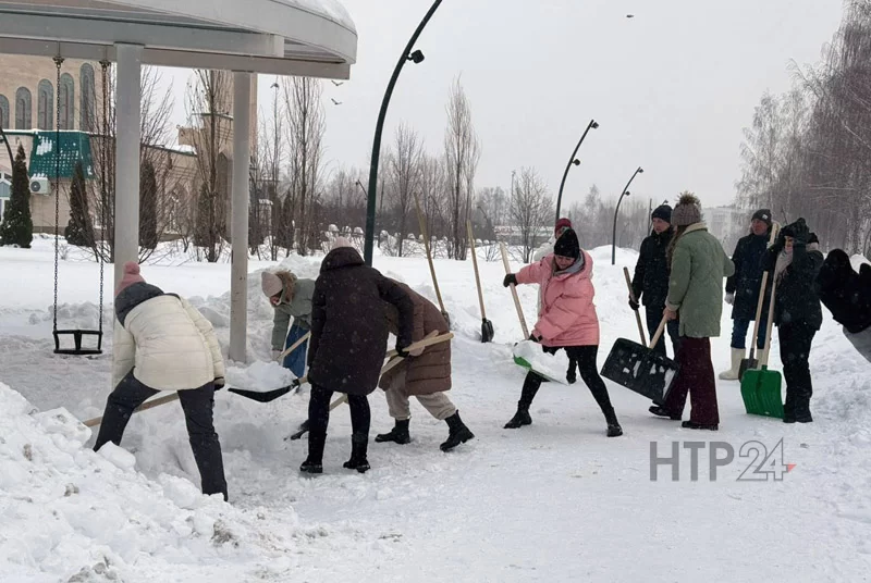 Работники исполкома Нижнекамского муниципального района вышли на уборку снега вместе с главой Рамилем Муллиным