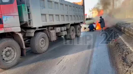 В промзоне Нижнекамска иномарка врезалась в бензовоз, произошёл пожар