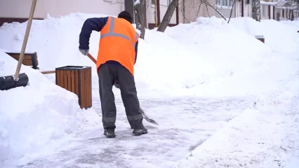 Нижнекамские дворники без выходных борются с последствиями снегопада